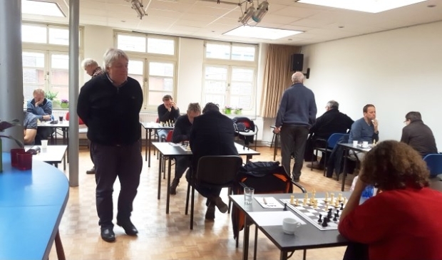 Jan Timman beoordeelt met grootmeesterlijke blik de stelling van Erwin Oorebeek.