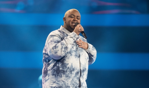 <p>Chris Alain luister het Open Podium op</p>
