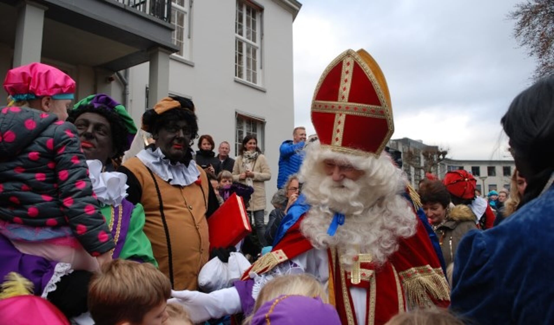 De Sint komt dit jaar voor de honderdste keer naar Bilthoven en neemt zijn Glutenvrije Piet mee. FOTO: archief intocht 2016