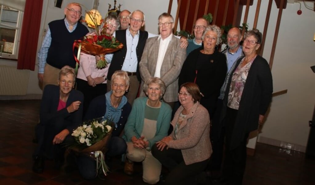 De 75-jarige Ab Haaima en zijn opvolger Gijs van Norden (midden) met de groep vrijwilligers die verantwoordelijk zijn voor het verstrekken van voedselpakketten in Ermelo. Afgelopen week nam Ab afscheid van zijn vrijwillige werkzaamheden bij de Voedselbank.