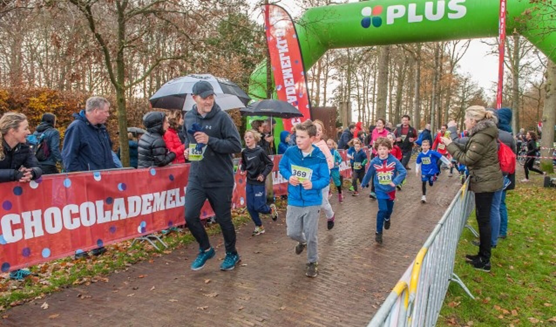 Ondanks het wisselende weerspel, vermaakt iedereen zich prima. En de spreekstalmeester weet de stemming er goed in te houden. Iedereen is enthousiast en complimenteert de organisatie met dit fenomenale evenement. FOTO: Hans Lebbe