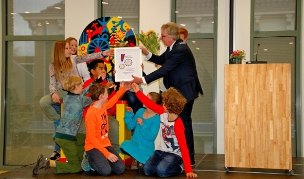 Leerlingen van groep 7 en 8 van de Jozefschool ontvingen een groepsoorkonde voor hun belangeloze inzet voor Spieren voor Spieren (foto Jan Boer)