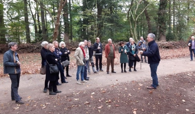 De kunstenaars luisterden aandachtig naar het inspirerende verhaal van Dedde Smid, directeur van het Belmonte Arboretum (foto Jan Boer)