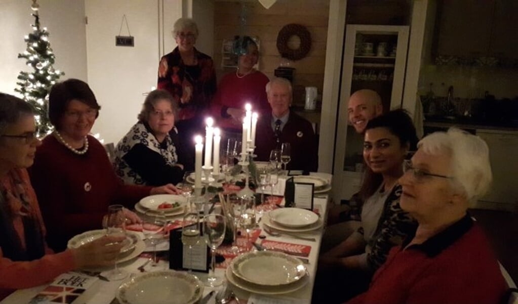 De tafel in inloophuis Beth Berèchem staat gedekt voor een kerstmaaltijd ter bemoediging van de uitgenodigde gasten.