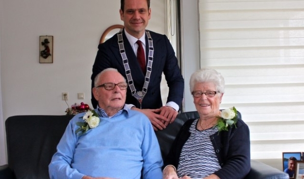 Diamanten bruidspaar Van de Kuil -Roeland samen met burgemeester Sjoerd Potters. FOTO: Els van Stratum