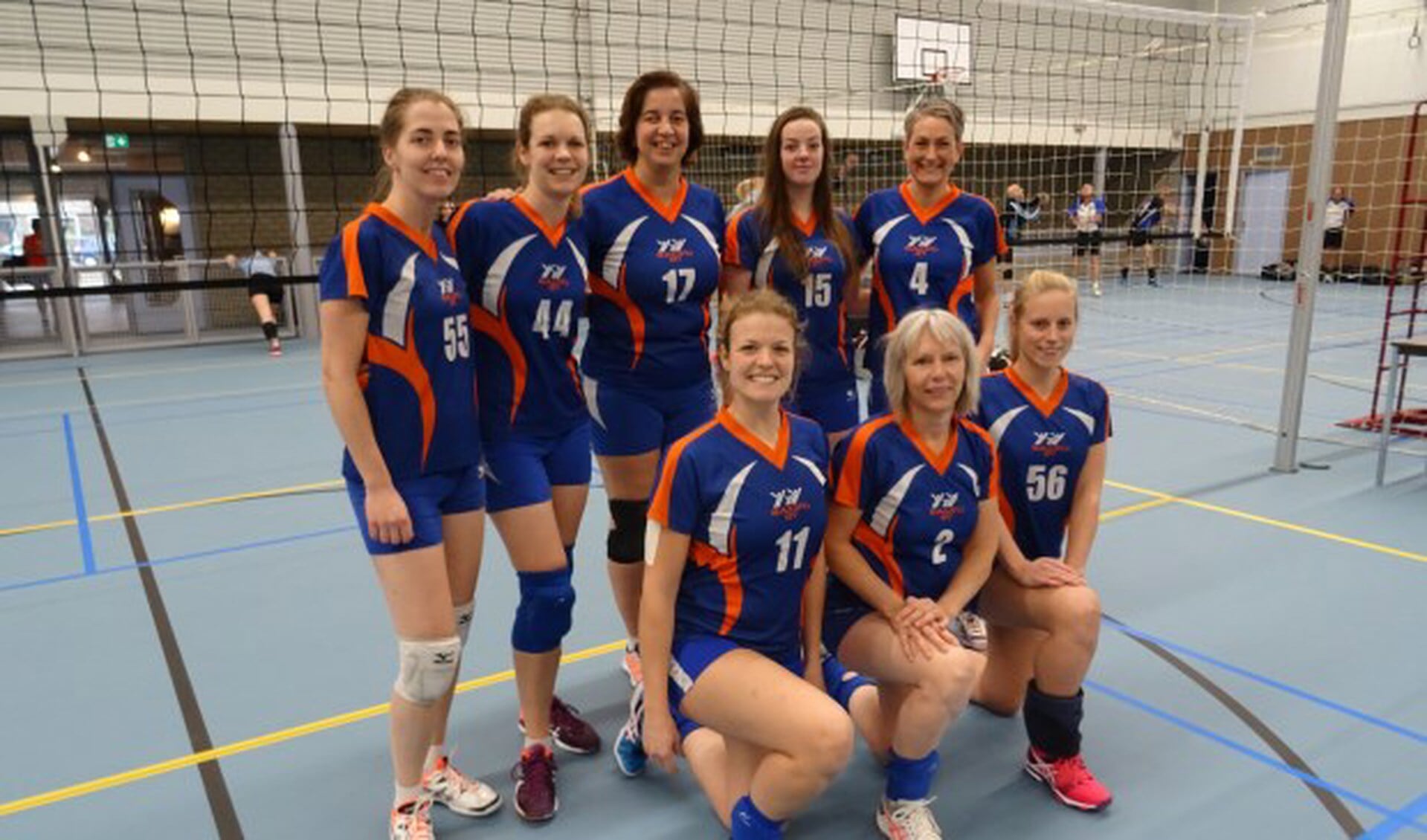 Staand v.l.n.r.: Nienke van der Burg, Anique Diepeveen, Nicole Visscher, Nadya Speek, Madelon Franken. Op de voorgrond v.l.n.r.: Rianne Diepeveen, Anneke Hanssen en Carien de Ridder
