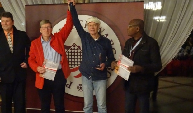 Zilveren Fred Ivens houdt de arm omhoog van kampioen Henk de Witt. (foto: Jan W. Koerselman)