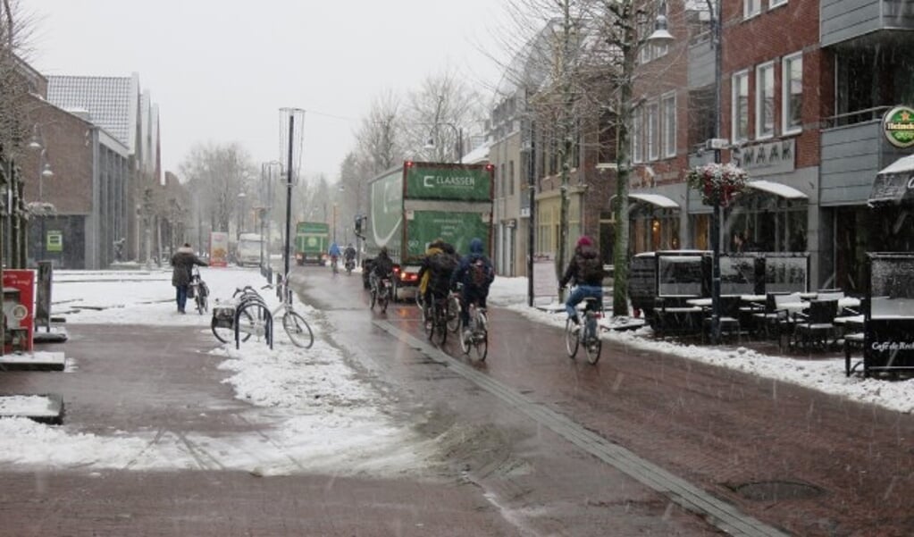 De Dorpsstraat in Bennekom moet onderdeel worden van een snelle fietsverbinding tussen Wageningen en Ede.  Inwoners zien nog de nodige obstakels op de weg. Foto: Doriet Willemen
