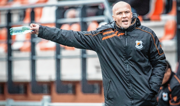 <p>Dick Schreuder in zijn tijd als trainer bij vv Katwijk. Nu wordt hij assistent bij Vitesse.</p>