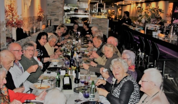Dertig zelfstandig wonende ouderen genoten van het aangeboden diner bij Settlers dankzij de stichting Met je Hart. Eén van de deelneemsters weet precies waar het vanavond omdraait. 'Het contact met de mensen, dat vind ik belangrijker dan het heerlijke eten.' FOTO: Astrid van Walsem