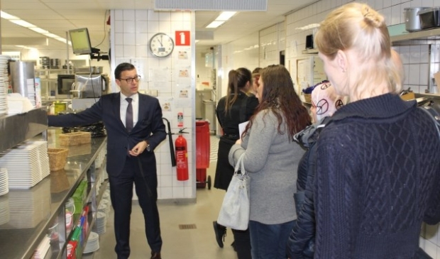 General manager Roel van Beekhoff geeft een rondleiding door de keuken. FOTO: Regionale Sociale Dienst
