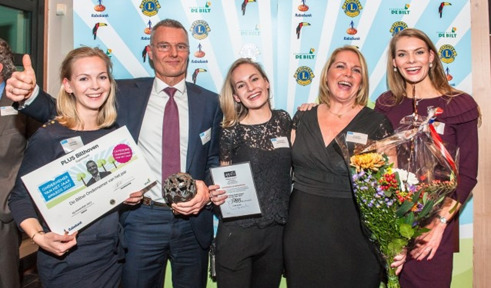 Gert Smit van de Plus Supermarkt Bilthoven is door de jury gekozen tot 'De Biltse Ondernemer van het Jaar'. Op de foto Gert Smit met zijn vrouw en dochters. FOTO: Hans Lebbe