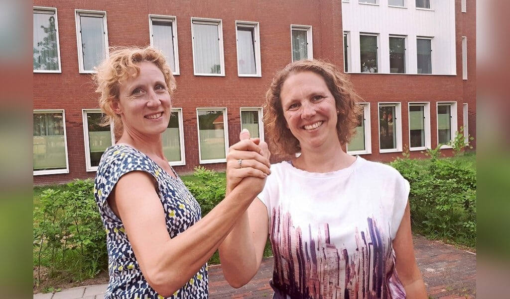 Initiatiefnemers Hester van Urk (links) en Martine Peek bij de Ouderenkliniek op het Duin en Bosch-terrein (archieffoto)