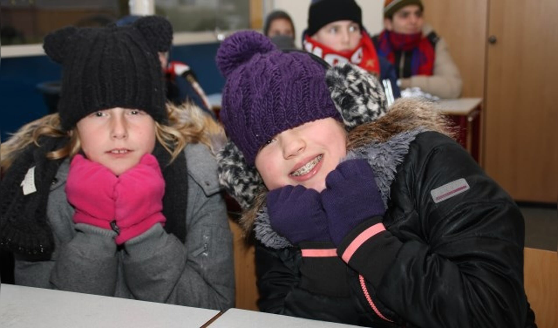 De leerlingen hadden zich dik ingepakt om te illustreren hoe koud ze het hebben in hun klaslokaal. Foto: Grietje-Akke de Haas