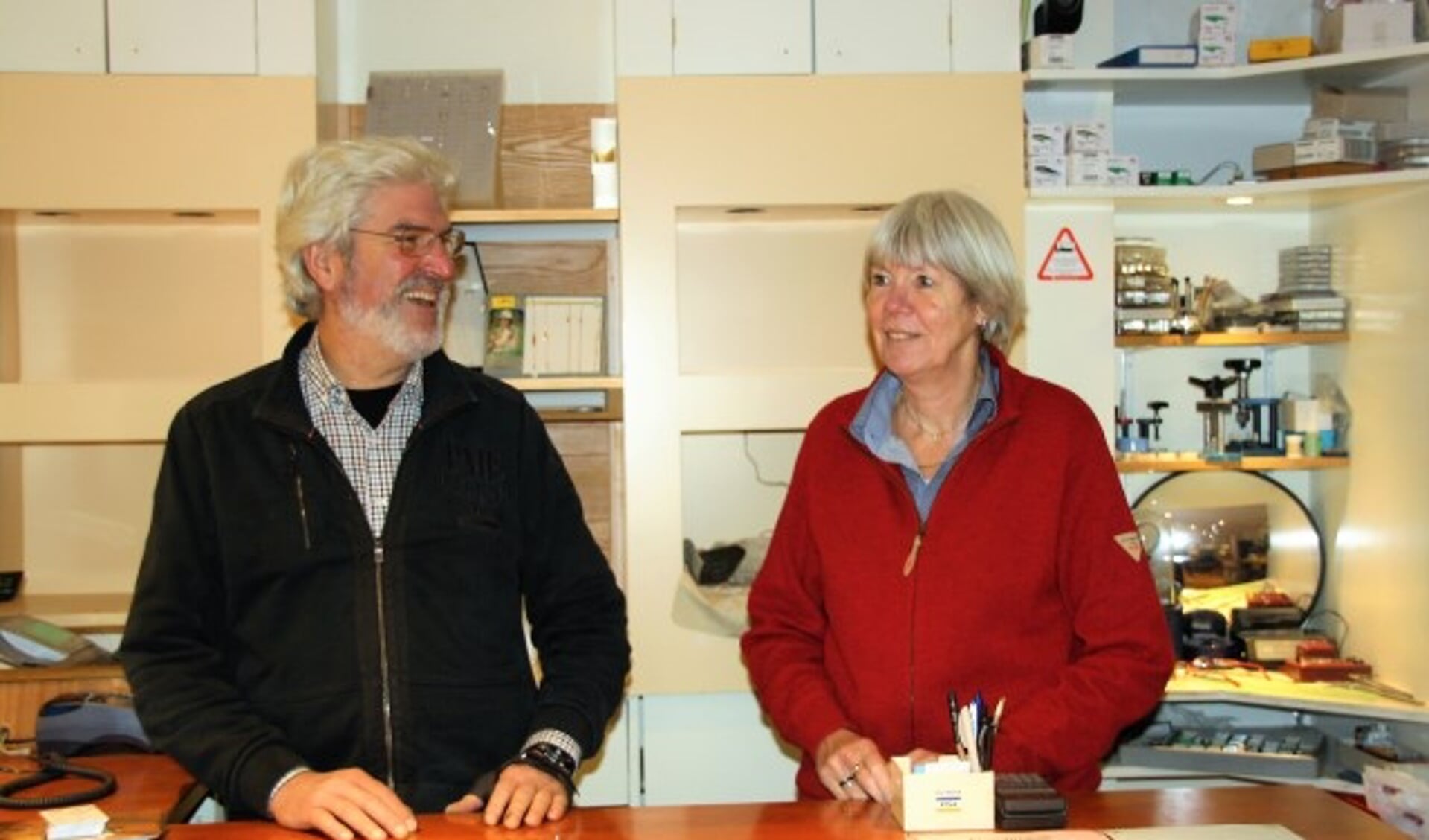 juwelier edelsmid Rob van Eck met zijn vrouw Marian achter de toonbank van hun zaak. FOTO: Asta Diepen Stöpler