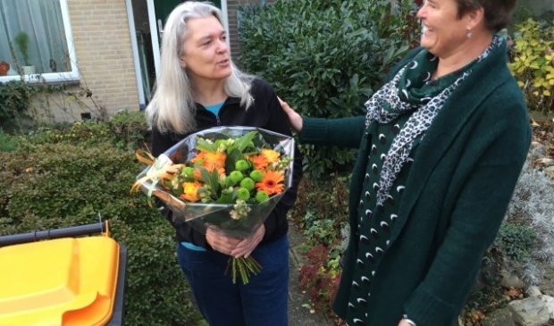 Wethouder Anne Brommersma (r) dankt mevrouw Inde van Erven voor het in ontvangst nemen van de eerste PMD-kliko. FOTO: Gemeente De Bilt