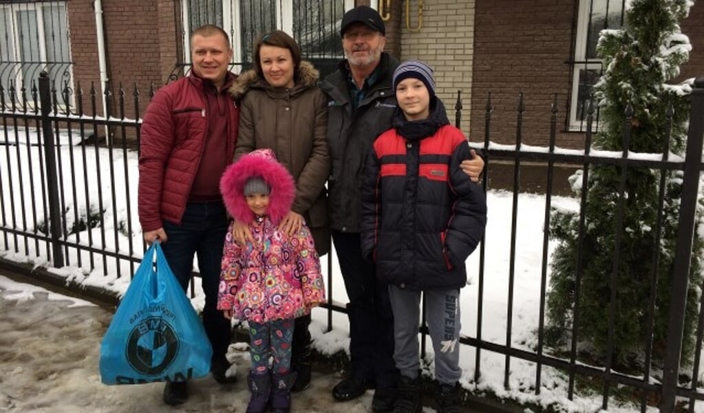 Bert van Panhuis van de stichting Met Uitgestrekte Hand bezorgde een gezin een voedselpakket. 