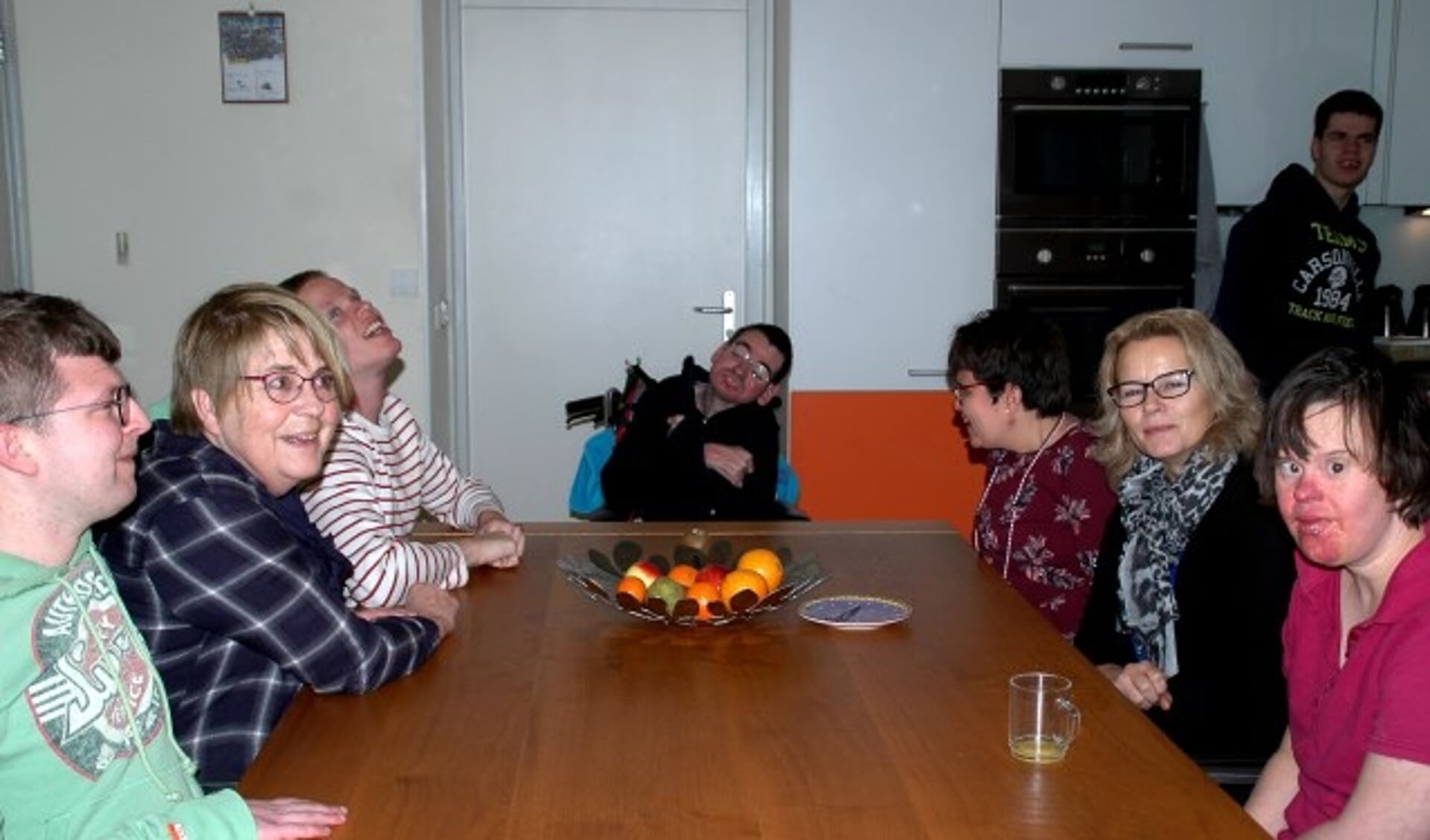 Marianne Lafèbre (links) en Irma Akkerboom (rechts) laten een gezellig, warm Droomhuis achter, waar de zeven bewoners in een gezinssituatie de zorg ontvangen, die ze nodig hebben en die ze verdienen. (foto Jan Boer)