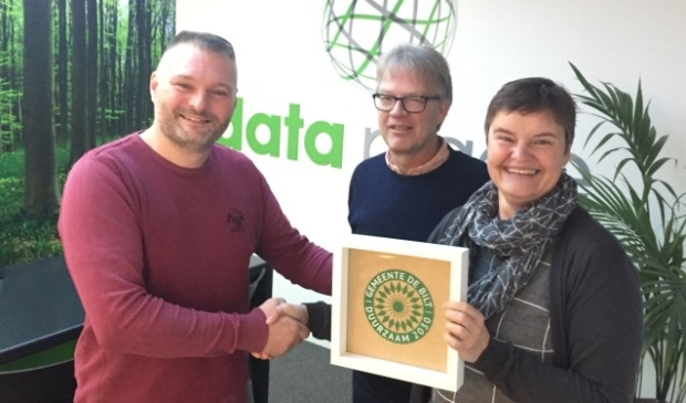 Op de foto v.l.n.r.: Jan Bonke (site manager Dataplace), Rob Hosman (duurzaamheidsadviseur ODRU) en Anne Brommersma (wethouder Duurzaamheid, gemeente De Bilt)