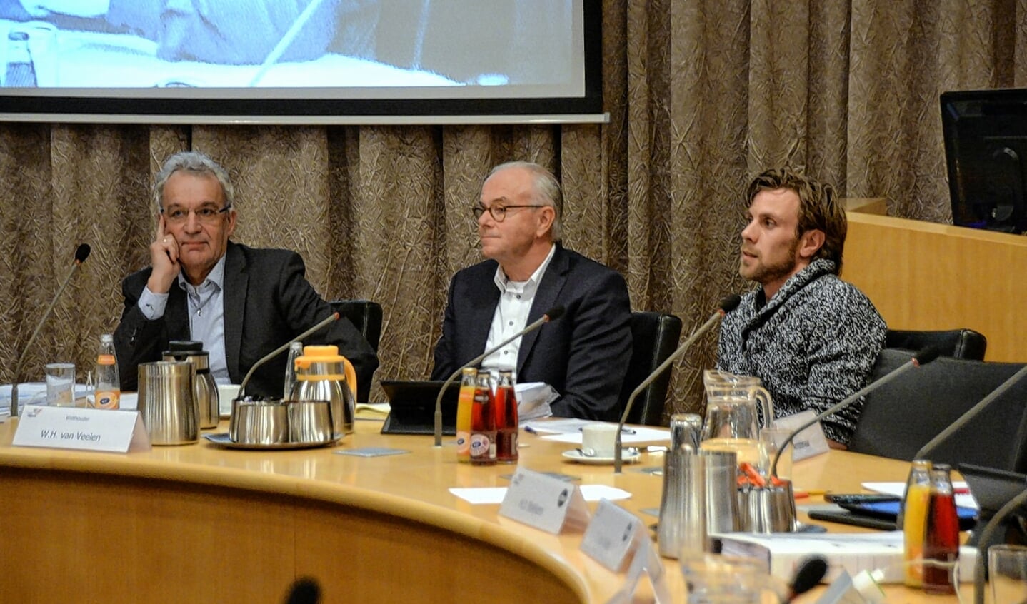 Wim van Veelen (midden) krijgt als raadslid regelmatig vragen van inwoners. 