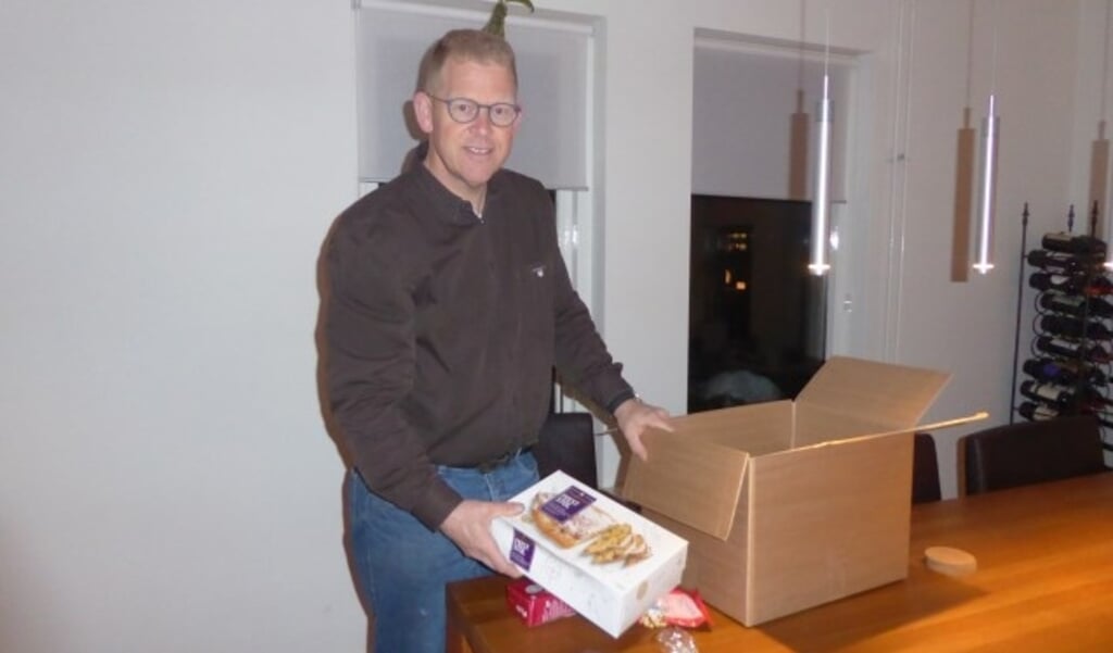 Frans Kappen werkt met veel plezier al jaren mee aan de Kerstpakkettenactie van de Raad van Kerken. (foto: Marnix ten Brinke)
