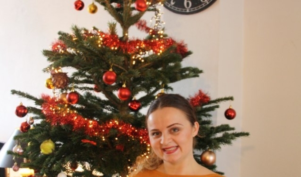 Jagoda Pavleska voor de kerstboom in de woonkamer. FOTO: Astrid van Walsem