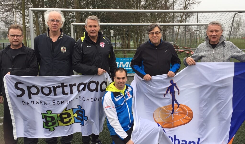 Enkele enthousiastelingen van het eerste uur. Sportraad Bergen en Rabo Beweegfonds ondersteunen nieuwe voetbaltak.