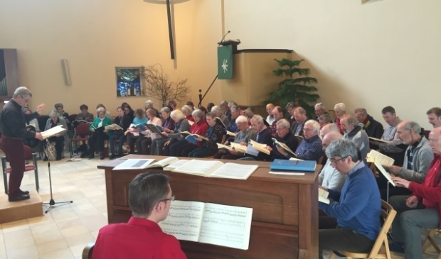 Het Projectkoor Midden Nederland begin in 1997 als Cantatekoor Bilthoven en vanaf het begin onder leiding van Herman Schimmel.