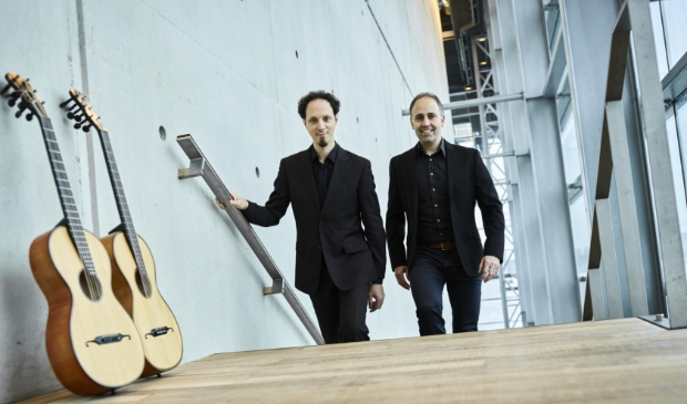 <p>Elias en Cordas bespelen gitaren uit de tijd van Schubert.</p>
