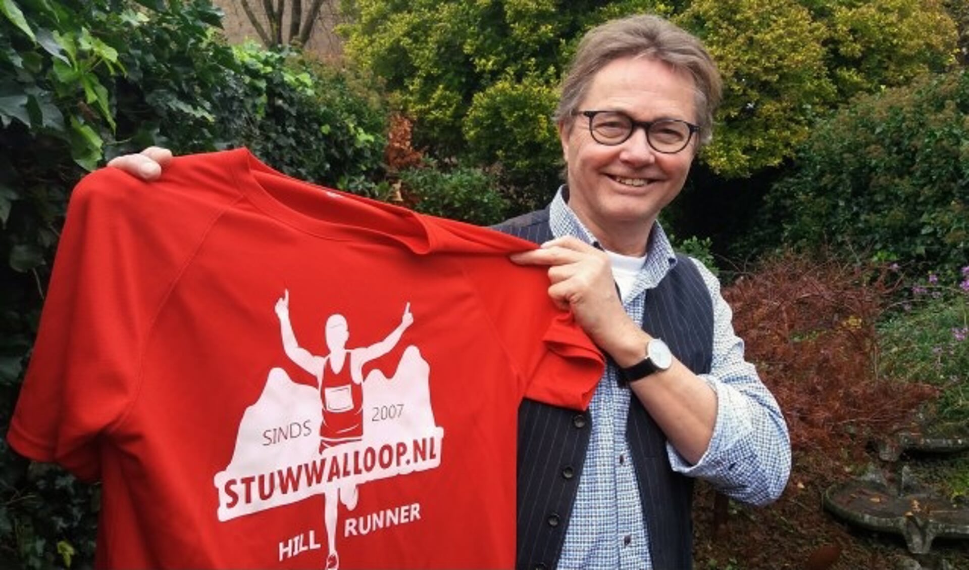 Louis ter Huurne met het jubileumshirt van de Stuwwallloop. Foto: Kees Jansen