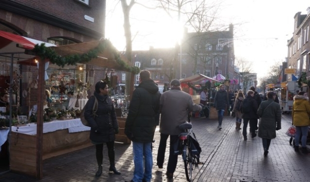 Het lage winterzonnetje gaf extra sfeer, hier bijvoorbeeld in de Hoogstraat bij de Markt.