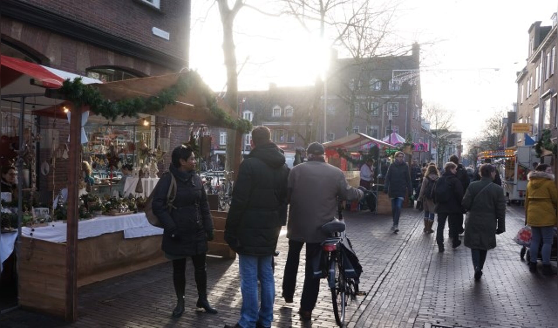 Het lage winterzonnetje gaf extra sfeer, hier bijvoorbeeld in de Hoogstraat bij de Markt.