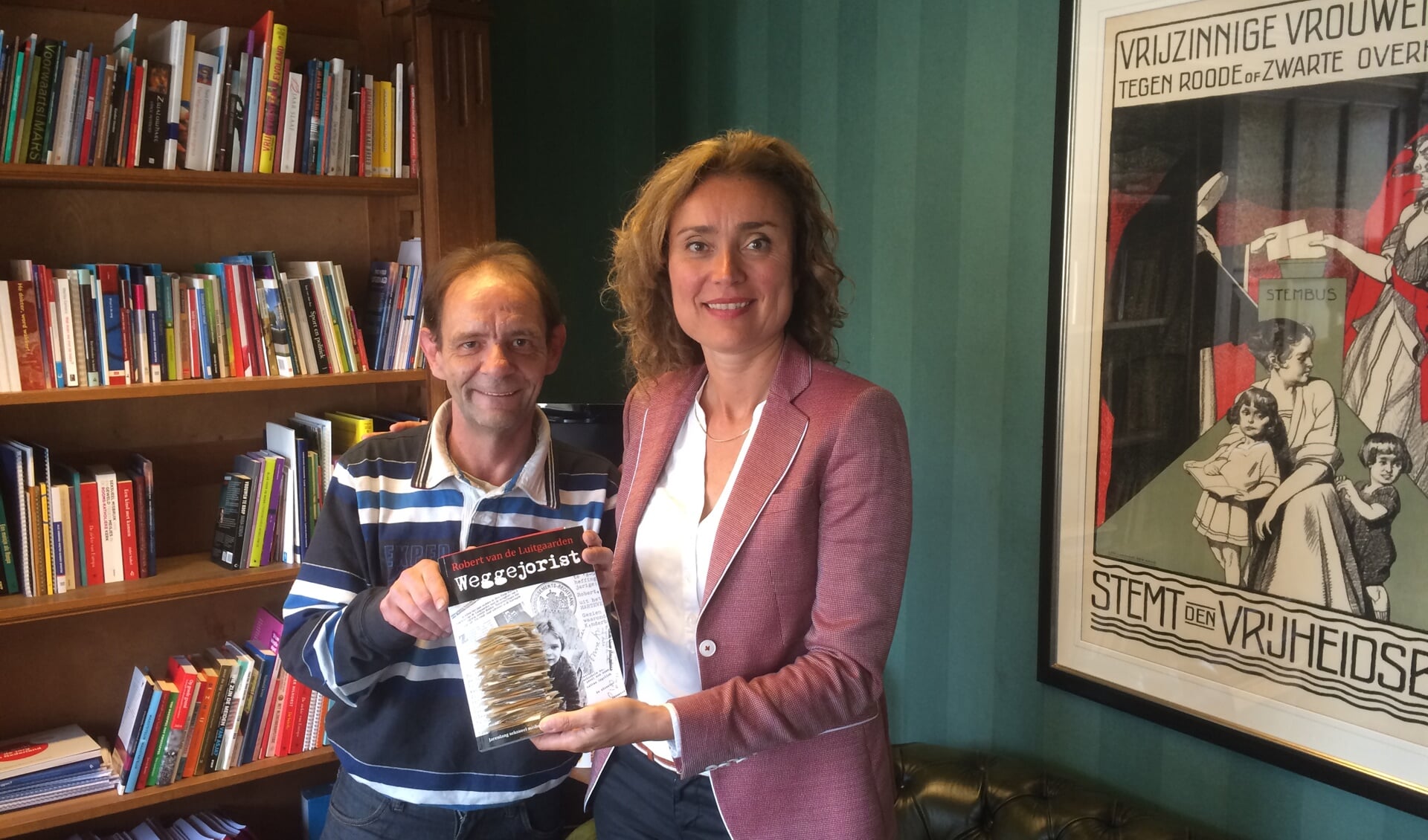 Robert van de Luitgaarden en Vera Bergkamp die als kamerlid het boek Weggejorist in ontvangst nam.