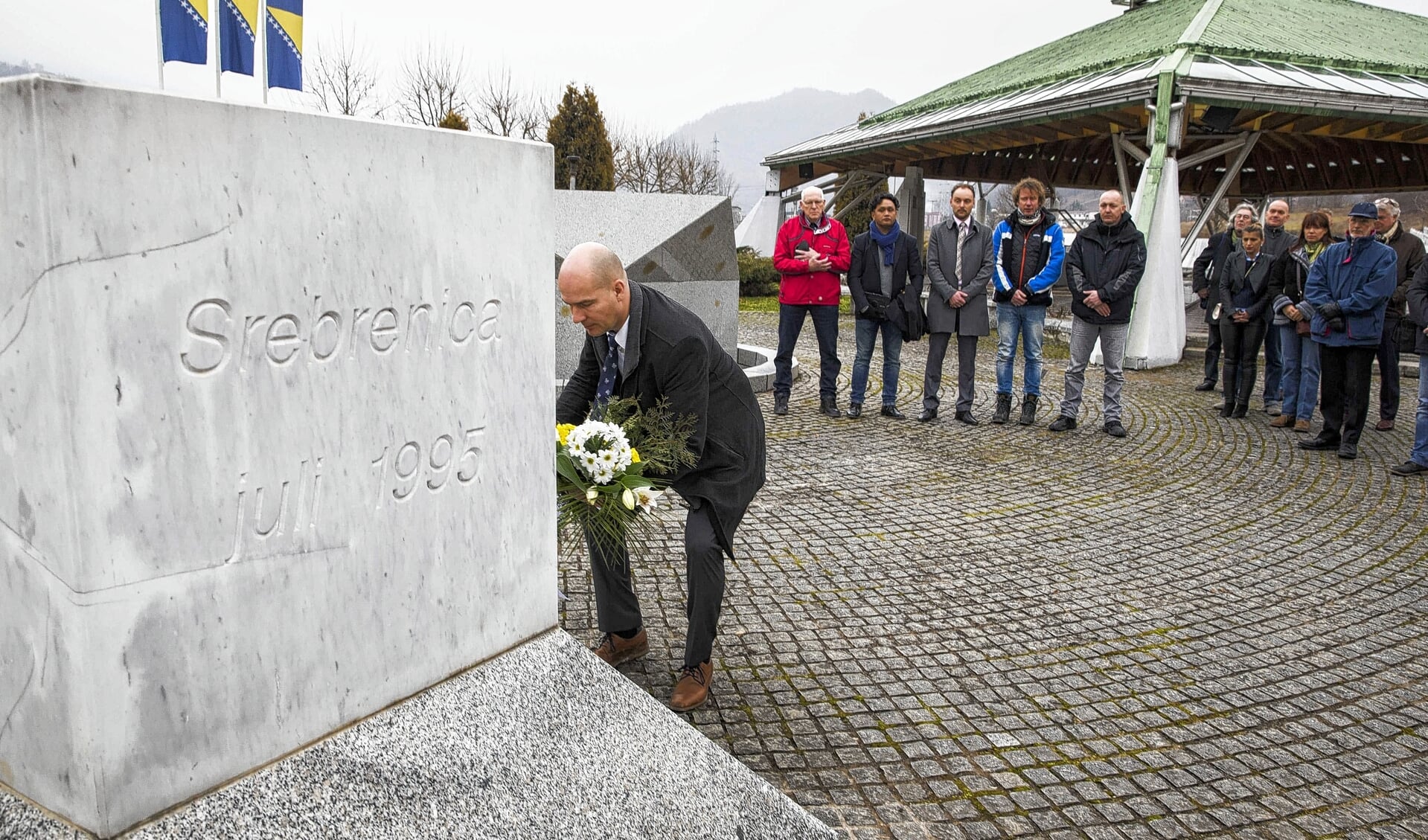 Dutchbatters bezoeken een ceremoniële begraafplaats voor de slachtoffers van Srebrenica.