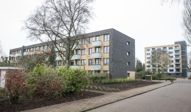 De verduurzaamde flatgebouwen aan de Van Erpweg en Van Houtenweg in De Bilt kregen ook aan de buitenzijde een nieuwe, frisse aanblik. FOTO: De Verduurzamers