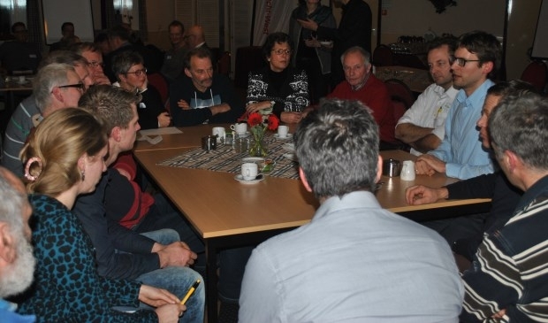 Wijnand Jonkers van NMU in gesprek met geïnteresseerde agrariërs..