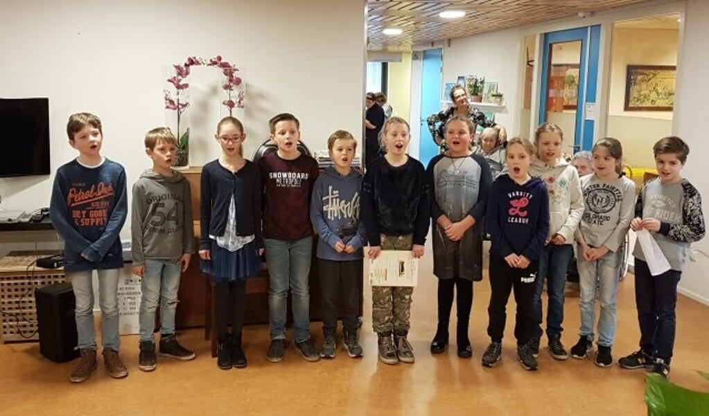 Elf kinderen van de Alexanderschool traden als koortje op voor bewoners van 'De Baronie'