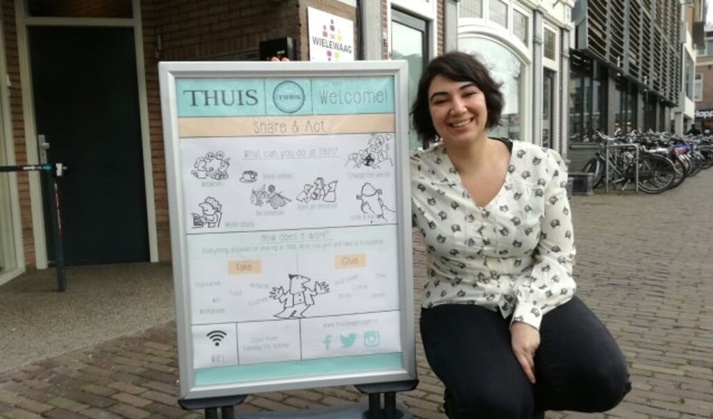 Tutku Yüksel voor de ingang van THUIS aan de Stationsstraat. Zij is een van de uitdagers op  www.vpro.nl/uitdagers.