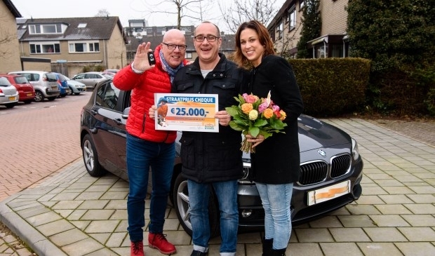 Kim en Alfred staan voor hun nieuwe auto. FOTO: Roy Beusker Fotografie