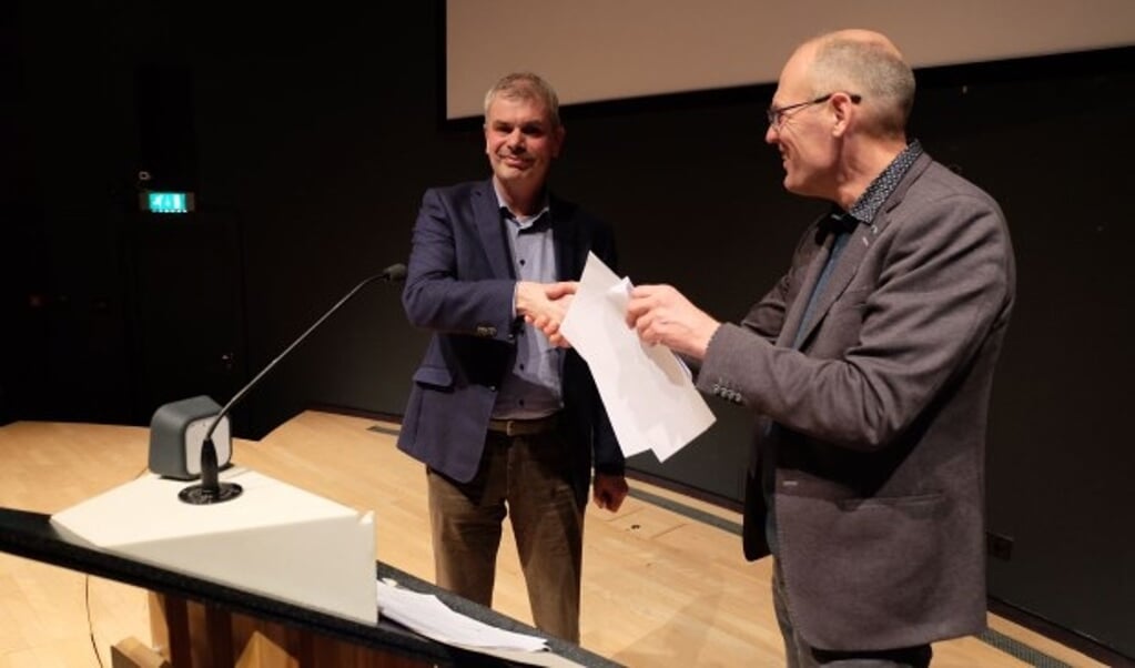 Wilco Leeflang (l) en Ton Harms na het tekenen van de overeenkomst.