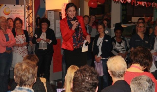 Organisator Machteld Speets heet de bezoekers van de Beursvloer welkom. Foto: Kees Stap