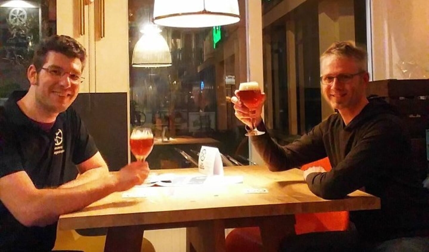 Brouwers Stefan Duurkoop en Dennis Lebbing die het Darwin bier ontwikkelden.