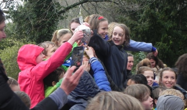 De Wageningse Montessorischool veroverde zaterdag in het Belmonte Arboretum opnieuw de eervolle titel 'Snelste School'. De 46 lopers van de school waren erg blij met de overwinning. Foto: B. Hermansz
