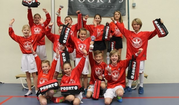 De winnende teams van de groepen 5 en 6 van het schoolkorfbaltoernooi van KV Elburg.