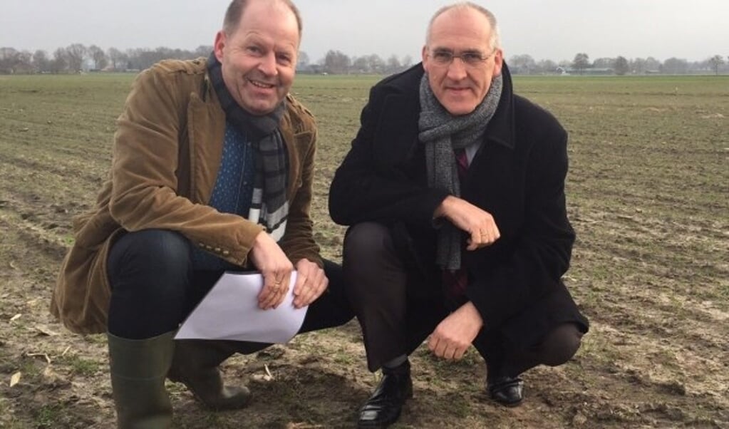 Burgemeester Adriaan Hoogendoorn bezocht samen met de vinder Gijs van den Brink het nest met daarin het eerstgevonden kievitsei.