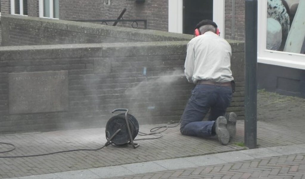 Steenhouwer Gert Jan van de Pol hakt een nieuwe plek voor de gedenksteen. Foto: B. Hermansz
