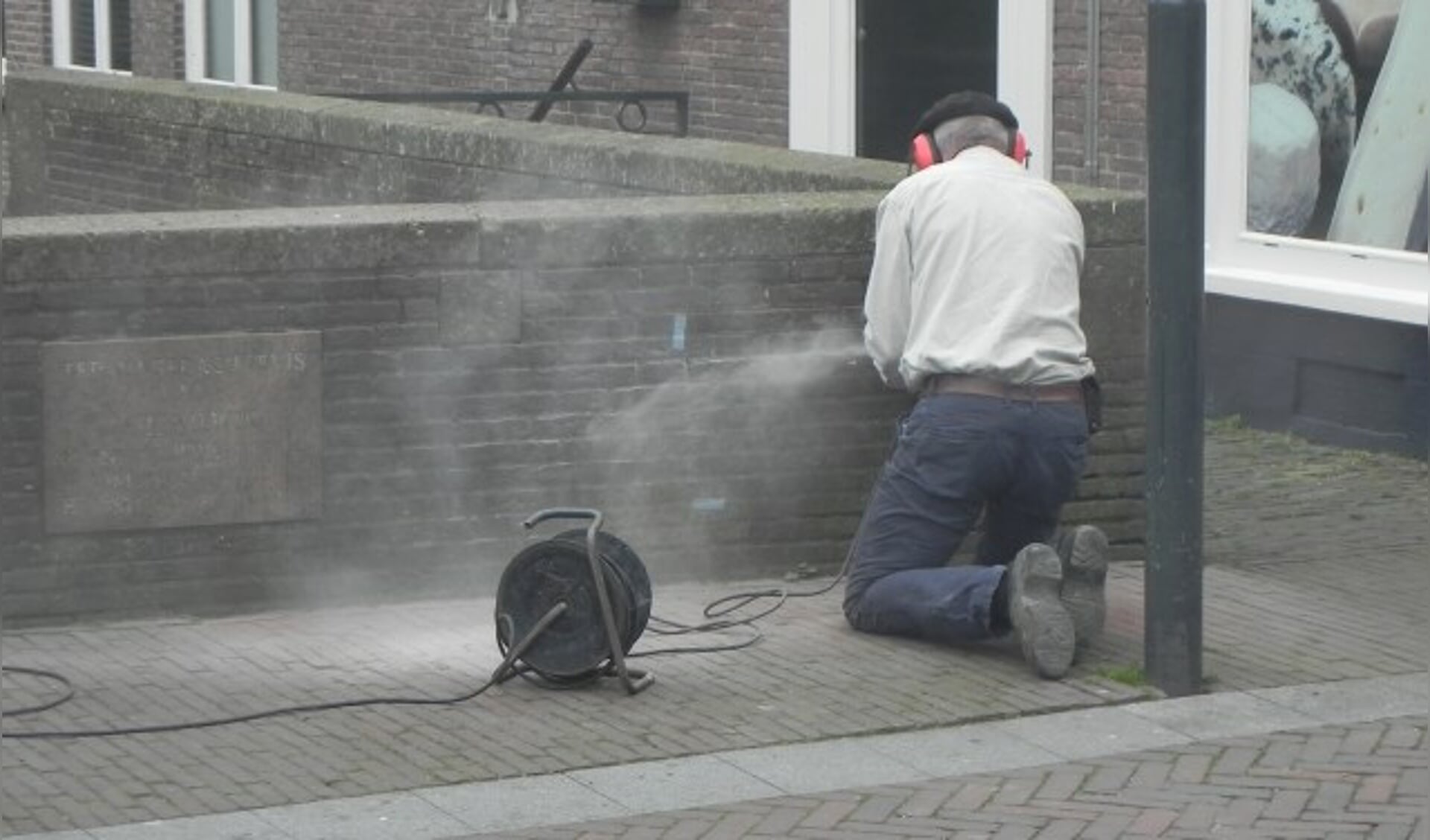 Steenhouwer Gert Jan van de Pol hakt een nieuwe plek voor de gedenksteen. Foto: B. Hermansz
