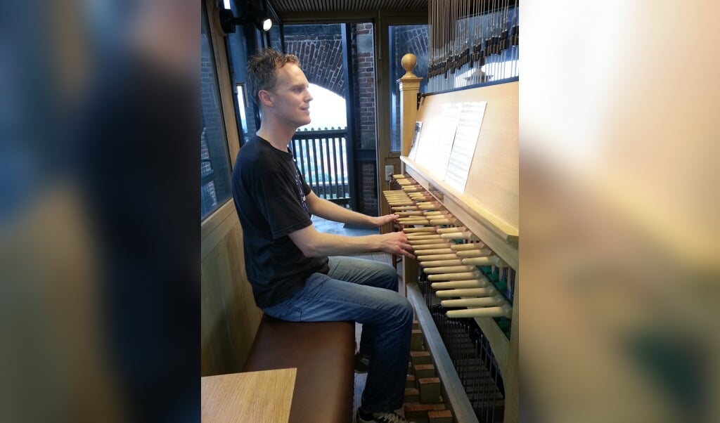 Bauke Reitsma in de toren van de Pauluskerk.