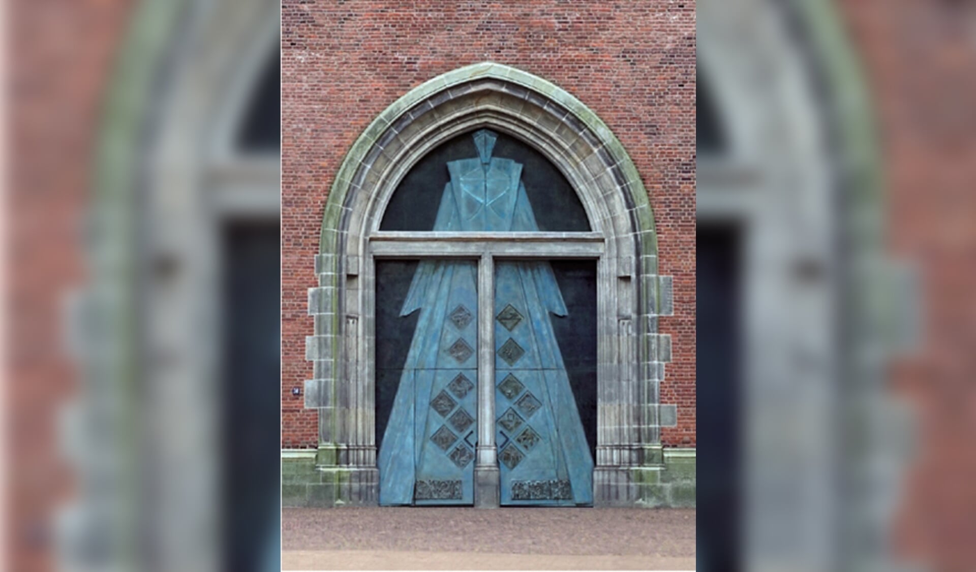 De bronzen Pelgrimsdeur, die in 2014 door Open Oog is aangeboden aan de stad.