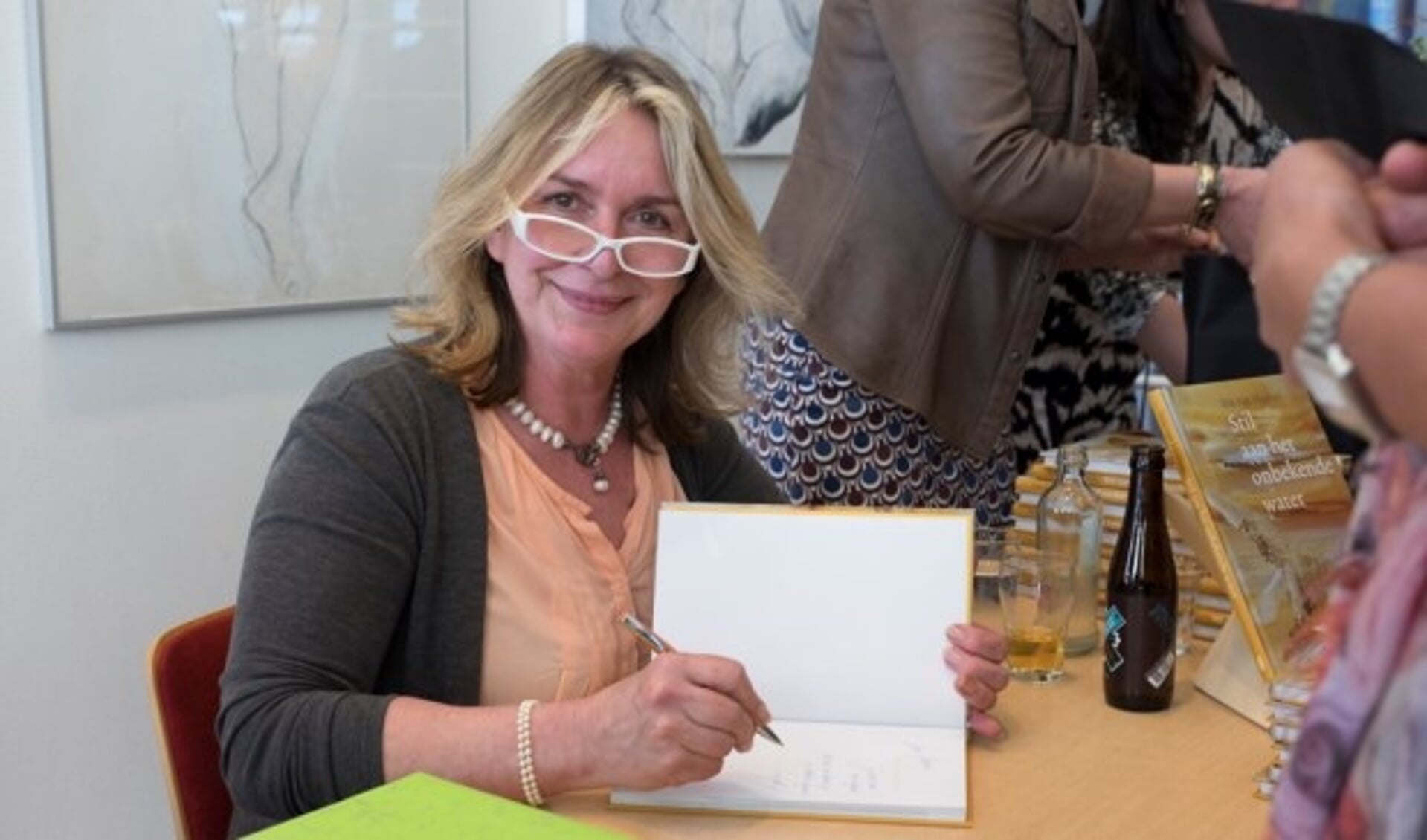 Iris van Haaren tijdens het signeren van haar boek. FOTO: Bea Blauwendraat